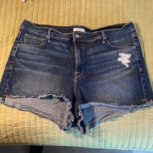 Good American high-waisted jean shorts in 18.